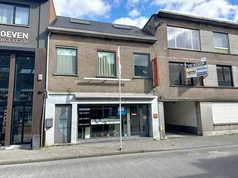 Centraal gelegen handelsruimte in levendig Aartselaar