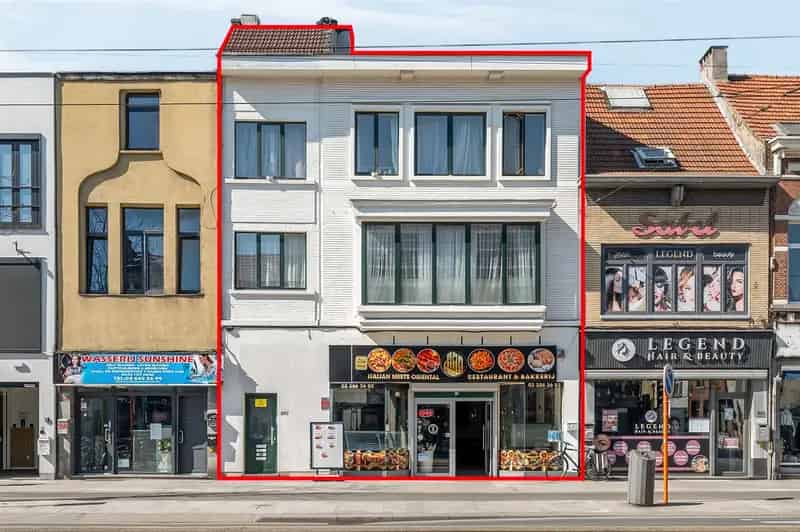 Opbrengsteigendom met 2 appartementen, 1 studio en een handelsgelijvkloers!
