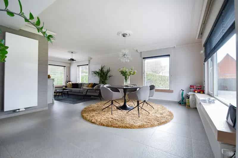Stijlvol wonen met praktijkmogelijkheden in een groene omgeving tussen Oedelem en Brugge