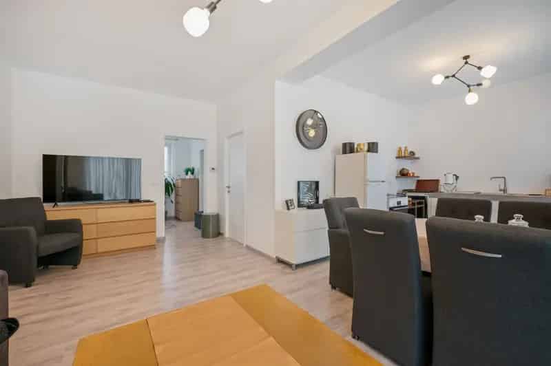 Gerenoveerd gelijkvloers appartement met 1 slaapkamer