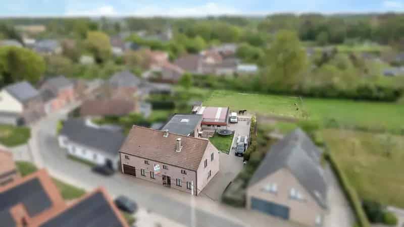 Landelijk gelegen woning met opslagruimte en stallen