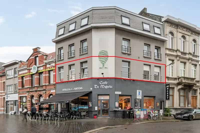 Te renoveren appartement met 2 slaapkamers en terras!