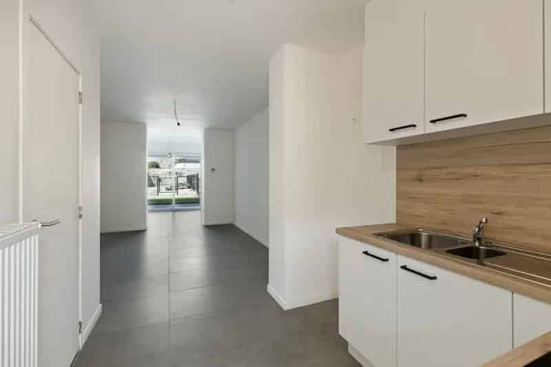 Volledig gerenoveerde woning met 3 slaapkamers, tuin, terras en parkeerplaats TE KOOP in Beveren-Leie!