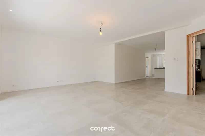Volledig gerenoveerde, stijlvolle woning met 4 slaapkamers, 2 badkamers en een ruime zongerichte tuin, Instapklaar en energiezuinig!