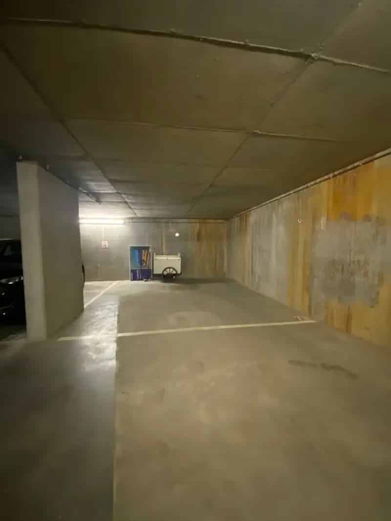 Ruime autostaanplaats in recente ondergrondse garage te koop