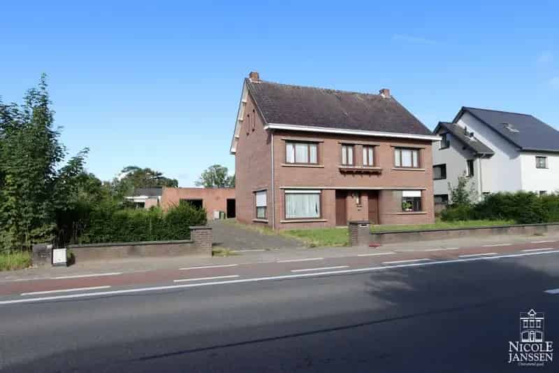 Ruime gezinswoning met dubbele garage in het centrum van Molenbeersel