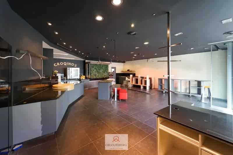 Volledig gerenoveerde winkelruimte te huur in Gentbrugge