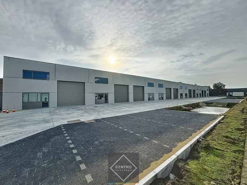 NB MAGAZIJN (264m²) met automatische sectionaalpoort, toilet en 2 voorbehouden parkeerplaatsen voor de deur te Beernem/Wingene.