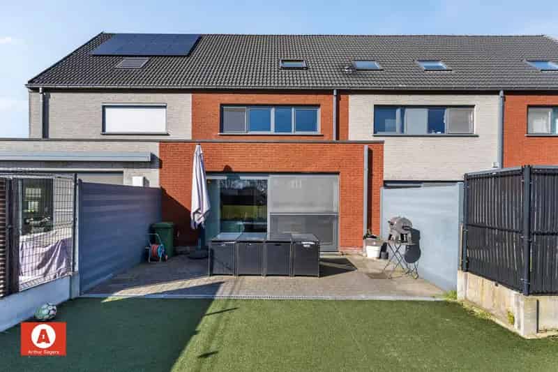 Recente (2013) en energiezuinige gezinswoning mét garage.
