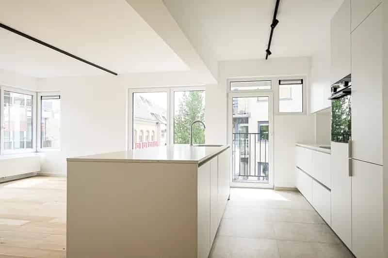 Dit gebouw aan de Markt in Gistel onderging een metamorfose!
Het appartement gelegen op de tweede verdieping werd volledig gerenoveerd met zeer fijne, eigentijdse materialen.
Alles werd gerenoveerd, waardoor je dit een vernieuwbouw-appartement kan noemen.