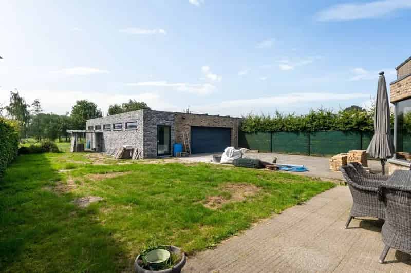 Instapklare villa met polyvalent bijgebouw, op ca. 1136m²