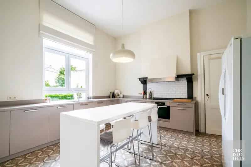 Herenhuis (535m²) met 6 slaapkamers op 19km van Maastricht!