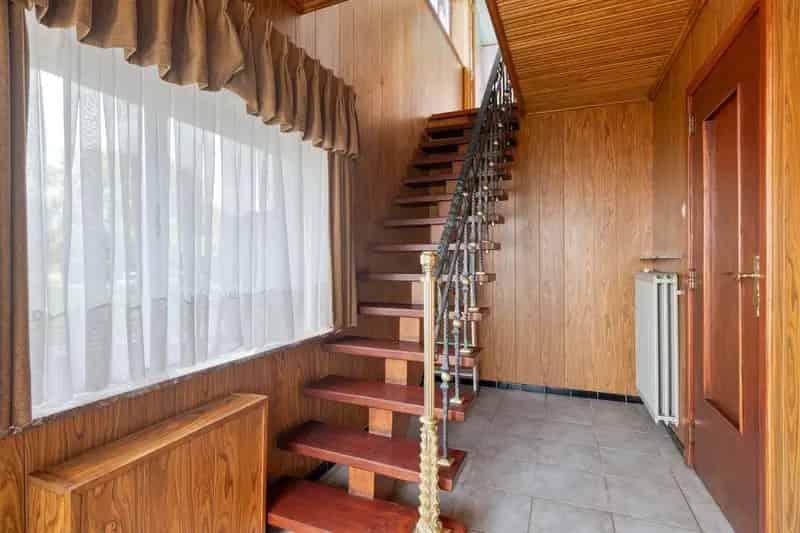 Woning met stallingen op perceel van 15 are of projectgrond