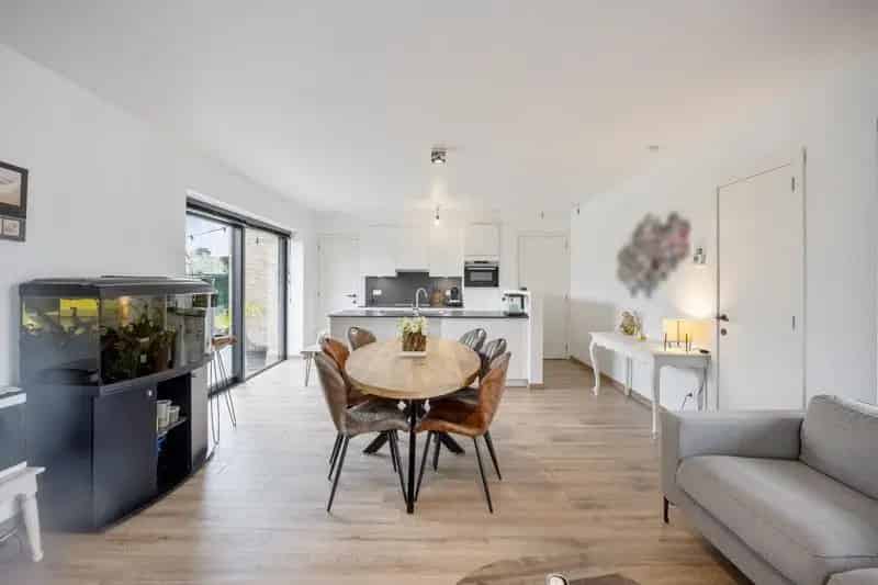 Recente, zeer goed gelegen woning met tuin