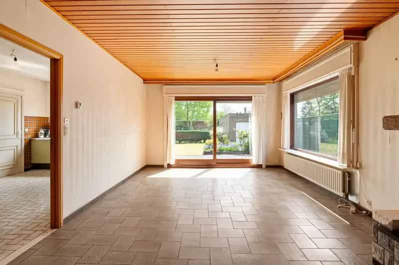 Vrijstaande villa met een grote zonnige tuin in Brasschaat
