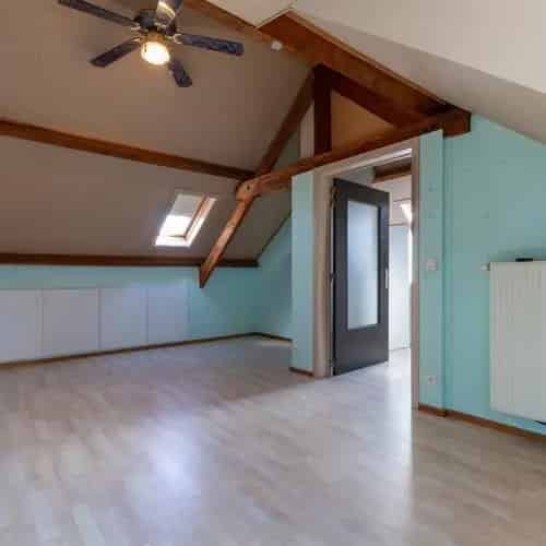 VRIJSTAANDE LANDELIJKE GELEGEN TE RENOVEREN WONING met 3 slaapkamers en MOOI PERCEEL VAN 980 m²