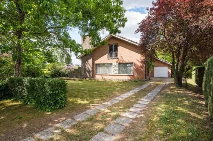 Huis Te Koop Eeklo: Ruime gezinswoning met 5 slaapkamers en grote tuin