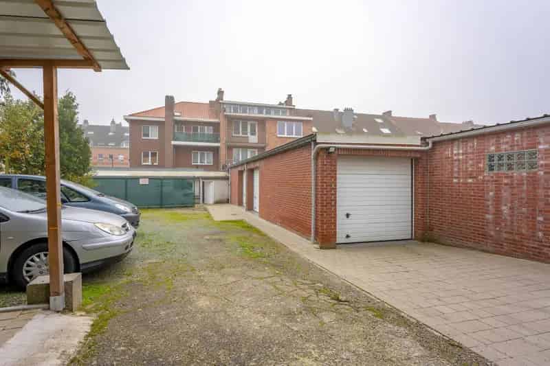 Lot van 1 magazijn, 3 garageboxen, 1 berging en 5 parkings