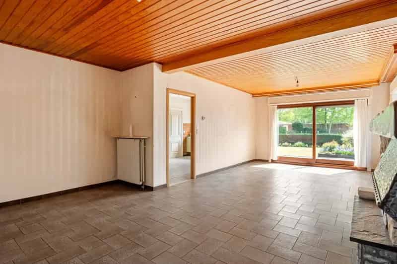 Vrijstaande villa met een grote zonnige tuin in Brasschaat