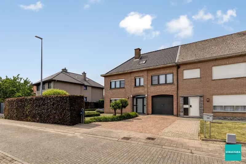 Woning met 4 kamers op terrein van 11a49ca