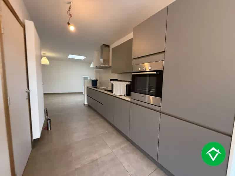 Woning met twee slaapkamers en bureau te Roeselare