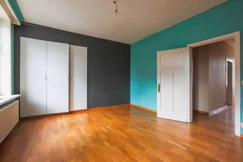 Te moderniseren woning met 2 ruime slaapkamers (4 mogelijk) en tuin (terras), mogelijkheid om garage bij te kopen.