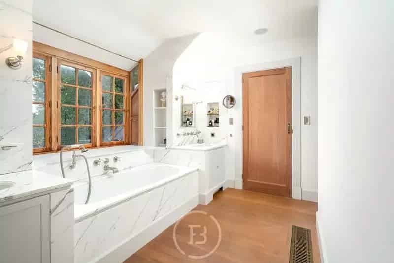 Gerenoveerde cottage-villa + bouwgrond