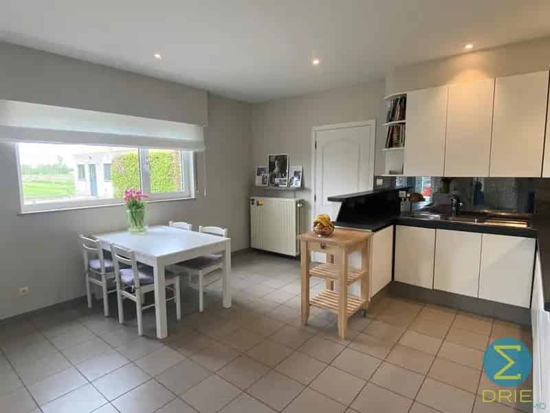 Te Huur: Ruime 4 Slaapkamerwoning met Diepe Tuin en Dubbele Garage