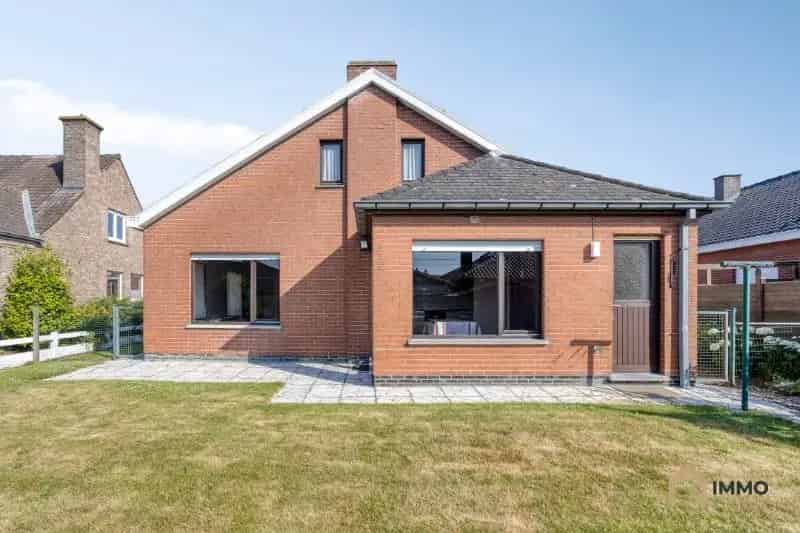🏡 Te koop: Gelijkvloerse villa in Moorslede met 3 slaapkamers, tuin en garage