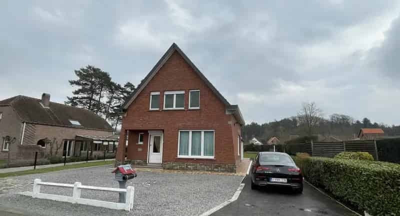 Huis te huur: Ruime woning met tuin en garage te renoveren