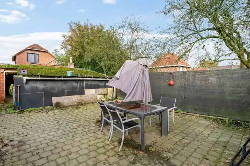 Verder af te werken woning met 2 slaapkamers en ruime tuin te Essen!