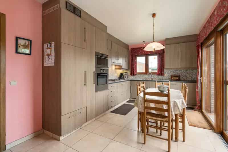 Ben je op zoek naar een instapklare open bebouwing? Dan is deze woning in Wetteren met een bewoonbare oppervlakte van maar liefst 252 m² zeker iets voor jou! 

Indeling gelijkvloers: 
- Inkomhal
- Apart toilet
- Woonkamer
- Uitgeruste keuken
- Berging
- N
