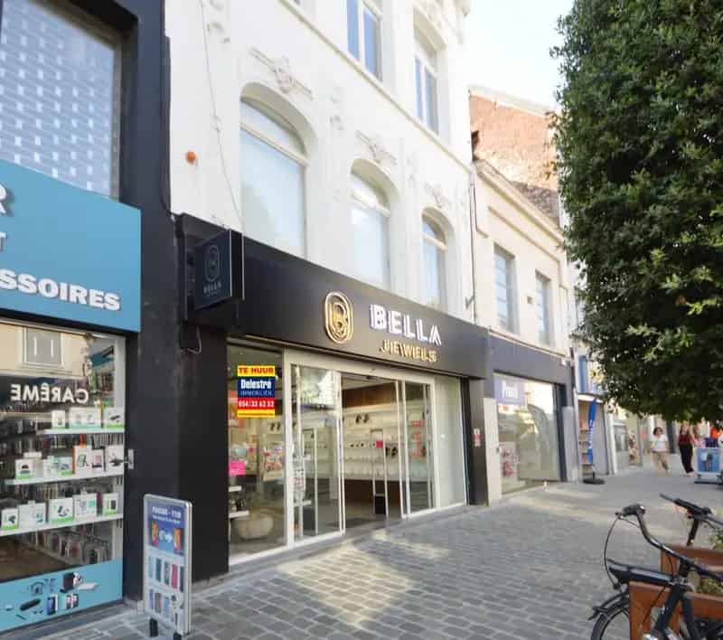 KARAKTERVOL HANDELSPAND VERNIEUWDE ZOUTSTRAAT