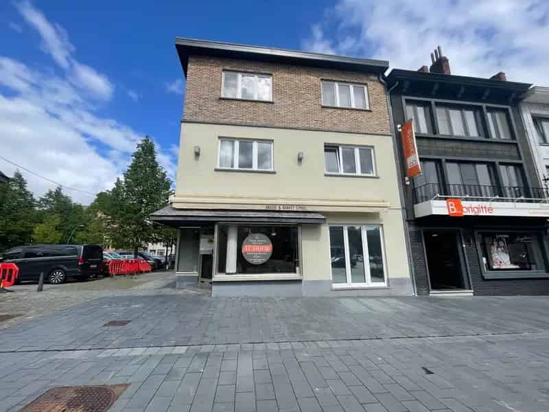 Handelsgelijkvloers gelegen op top-locatie in het hartje van Diepenbeek.