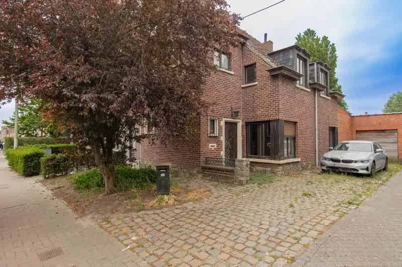 Te moderniseren, halfopen gezinswoning