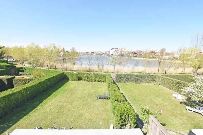 Mooi gerenoveerde koppelvilla met panoramisch zich op het Zegemeer