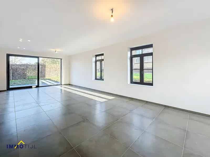 Nieuwbouwwoning met 4 kamers, tuin en garage te Kerksken!
