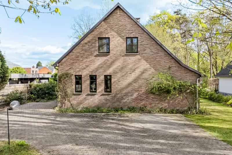 Ruime woning op groot perceel in residentiële buurt te Bret (Genk)!