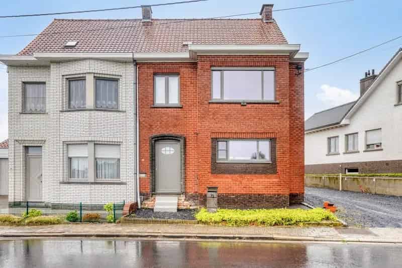 Halfopen bebouwing met werkplaats en loods te koop te Vichte.