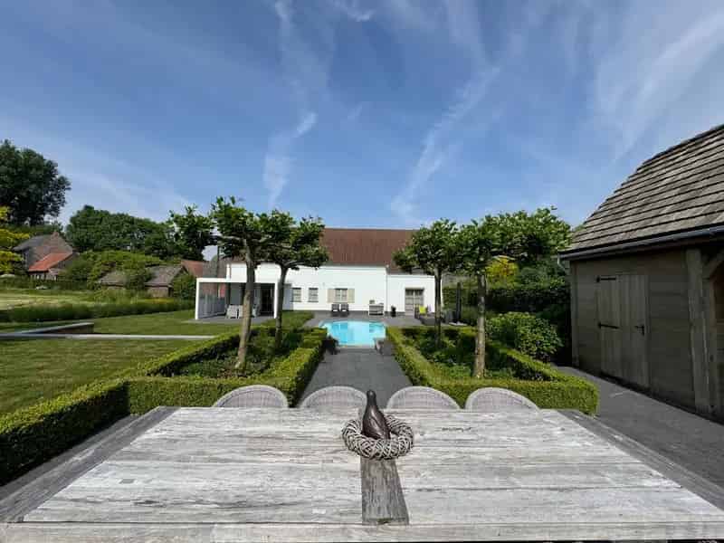 Villa te koop Frasnes: 3 slaapkamers, zwembad, rustige ligging