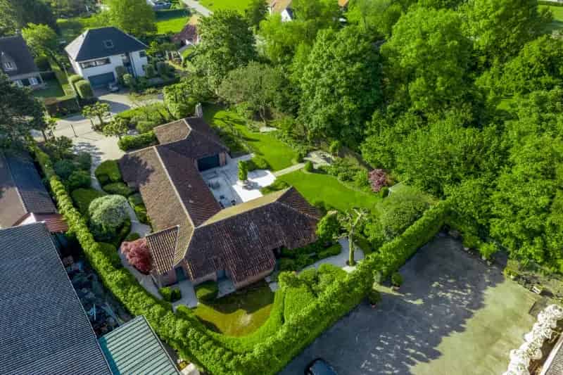 Zéér rustig en centraal gelegen karaktervolle laagbouwvilla op 11.933m² met 5 slk, dubbele garage, prachtig aangelegde tuin & achterliggend weiland