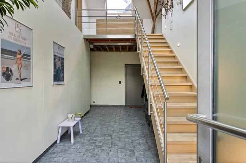 Ruime open bebouwing met handelsruimte en woning.
