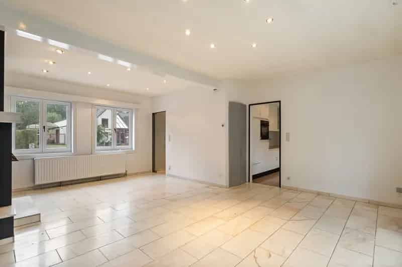 ruim en goed verzorgde woning met grote veranda