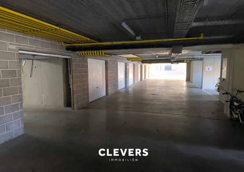 Ruime garagebox met afgesloten fietsenberging