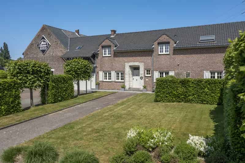 Gerenoveerd landhuis met garage, bureel en groot bijgebouw.