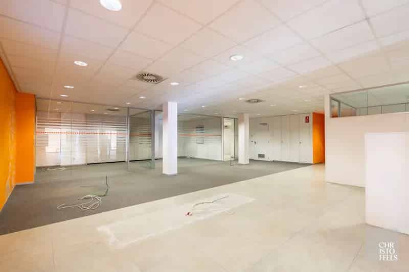 TE HUUR - Commerciële ruimte (271m²) mét parkeergelegenheid op een strategische locatie in Lanaken!