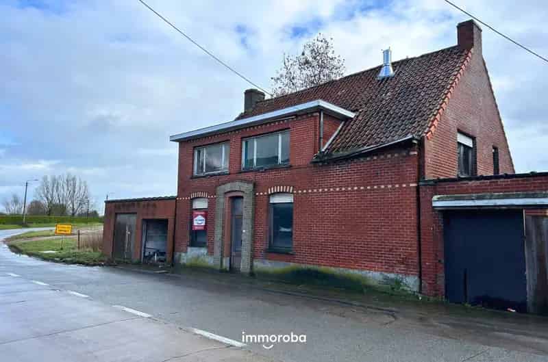 Te slopen en her op te bouwen woning TE KOOP tussen Sint-Eloois-Vijve en Desselgem, totale oppervlakte van de percelen 7639m²!!