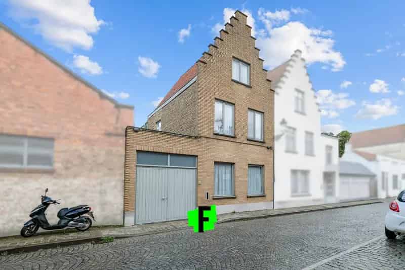 Ruime, charmante woning met inpandige garage en loods te centrum Brugge