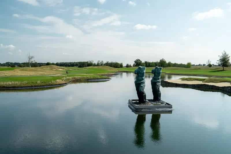 Vlak naast de Golf club !