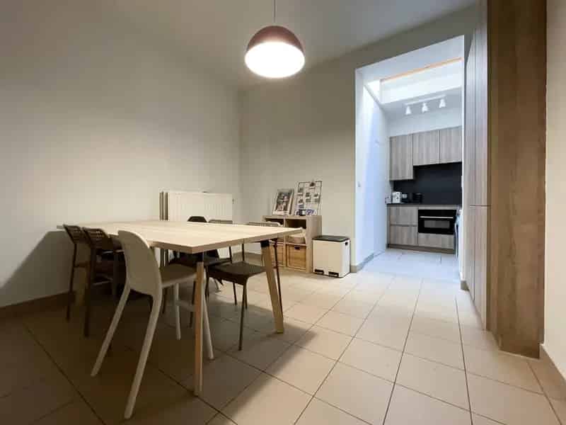 Gerenoveerde bemeubelde 2-slaapkamerwoning te huur in Gent